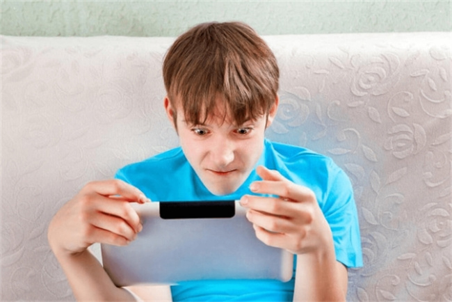 陈美老师：孩子沉迷手机游戏，为什么父母越管教孩子陷越深？ 