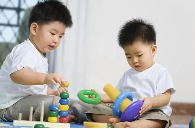 家长注意：2岁的宝宝并非突然变“熊”，做到这几点能让宝宝成长 