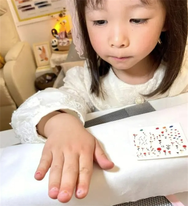 “你再给她裹个小脚呗”，家长强行给女儿指甲塑形，审美令人费解 
