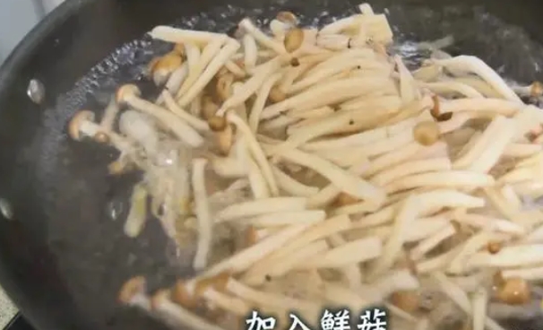 番茄炒鲜菇这样做才好吃，原来是有技巧的，难怪之前做的不好吃 