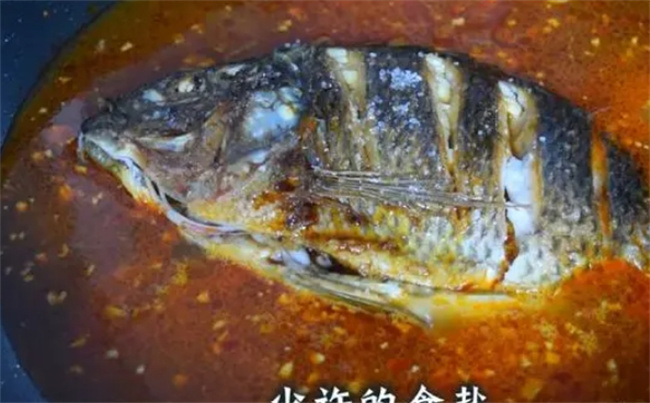 红烧鱼这样做最好吃，烹饪方法和技巧在这，普通人都能轻易学会 