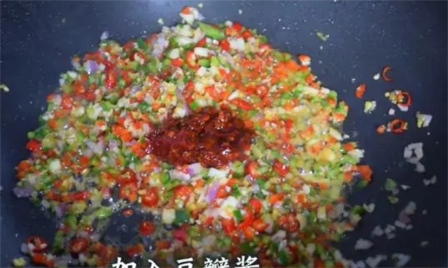红烧鱼这样做最好吃，烹饪方法和技巧在这，普通人都能轻易学会 