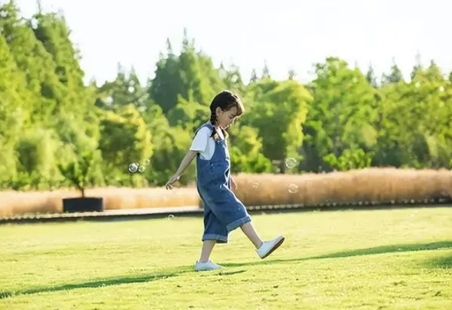 女孩子初潮过早的来临，会对身体有一定的影响，父母要注意 