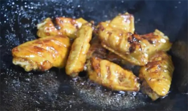 一斤鸡翅，一勺陈醋，做出来的焦糖鸡翅，美味可口，吃了还想吃！ 