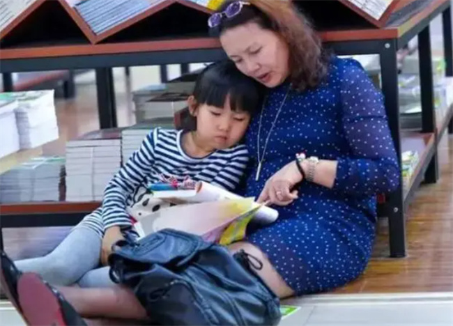 奶奶带娃 天天让他“玩游戏” 宝妈也赞同 还夸带娃方法棒 