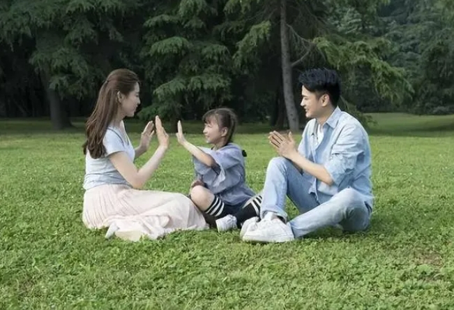 女孩子初潮过早的来临，会对身体有一定的影响，父母要注意 