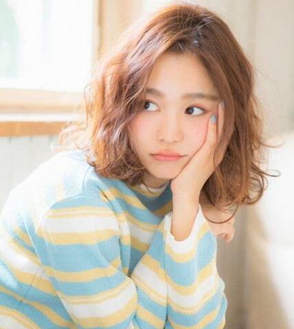 长脸女孩适合的减龄短烫发发型