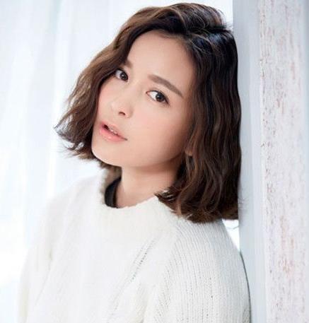 长脸女孩适合的减龄短烫发发型