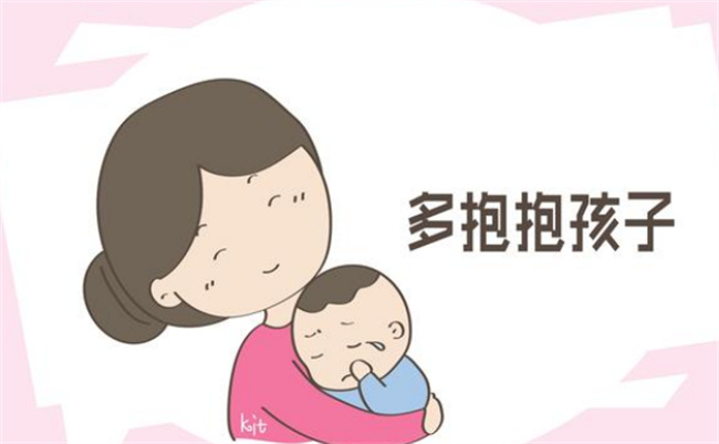 宝宝出生后 应该多抱着还是应该多躺着 看看差别就知道 