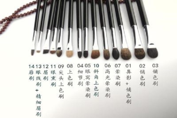 单眼皮女生化眼妆4步小技巧，保证让你光彩夺目