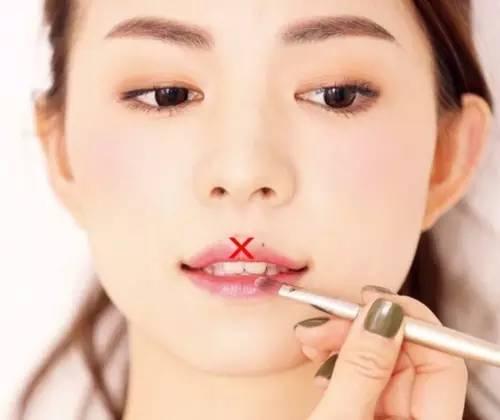 为什么别人化妆比你美？9个化妆师才知道的美妆技巧
