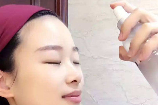 女生出门约会，包里不能少的4样东西