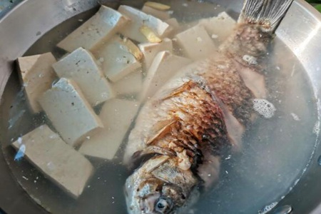 鲫鱼豆腐汤怎么做好吃，鲫鱼豆腐汤的做法窍门