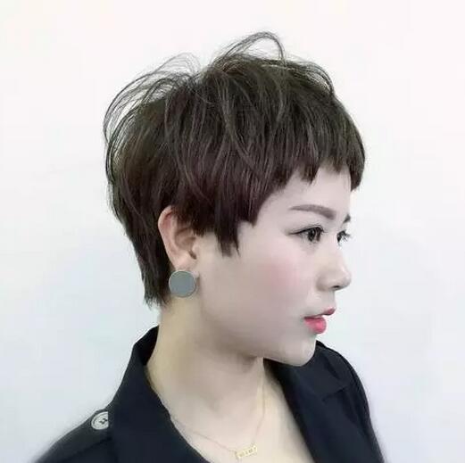 颧骨宽下巴短女生适合的超短齐耳短发发型