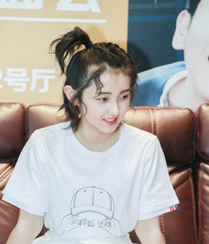 女生中长发发型扎法造型  瞬间变身时尚达人