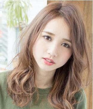 长脸女生适合的瘦脸中长发微卷发型