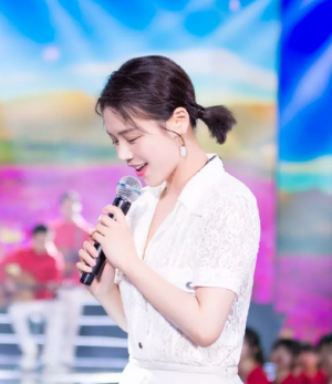 女生中长发发型扎法造型  瞬间变身时尚达人