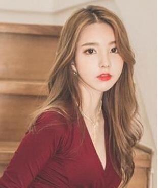 长脸女生适合的瘦脸中长发微卷发型