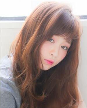长脸女生适合的瘦脸中长发微卷发型
