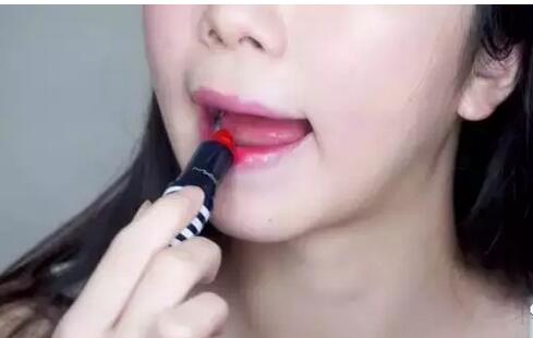 为什么化眼妆总是晕妆 夏季化妆防止眼线晕妆的小技巧