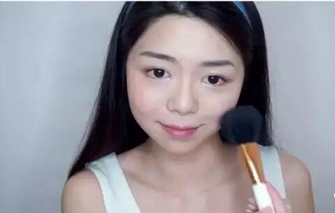 为什么化眼妆总是晕妆 夏季化妆防止眼线晕妆的小技巧