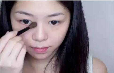 为什么化眼妆总是晕妆 夏季化妆防止眼线晕妆的小技巧