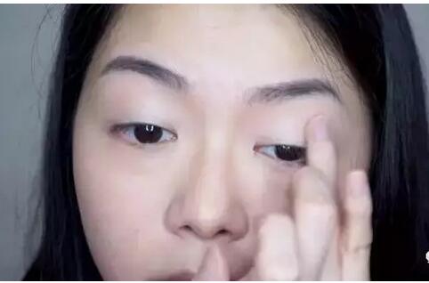 为什么化眼妆总是晕妆 夏季化妆防止眼线晕妆的小技巧