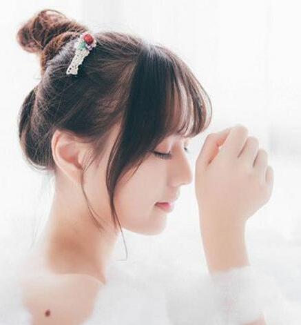夏季显嫩撩人的清新丸子头发型