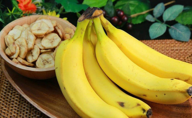 ​天热时怎么存放香蕉不易腐烂 悬挂在通风处还是经常喷水保湿 