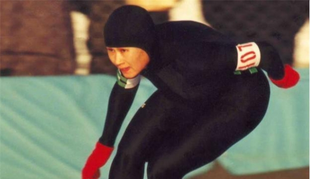 1992年冬奥会中国选手谁获得两枚银牌 共获得多少奖牌？ 