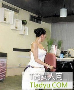 办公室初级瑜伽 2招教你塑胸型