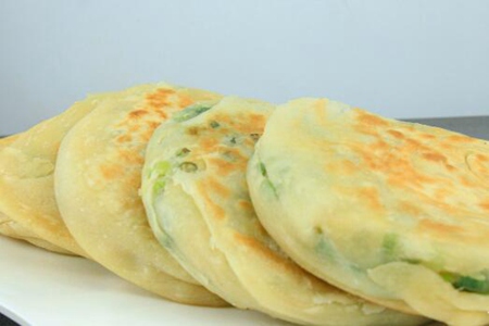 葱油饼怎么做松软好吃？葱油饼的家常做法