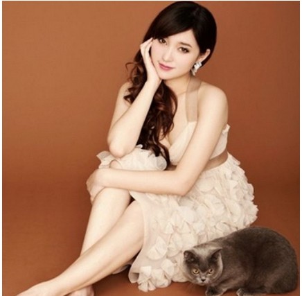 金莎演绎的百变发型造型 更凸显出小女人味道
