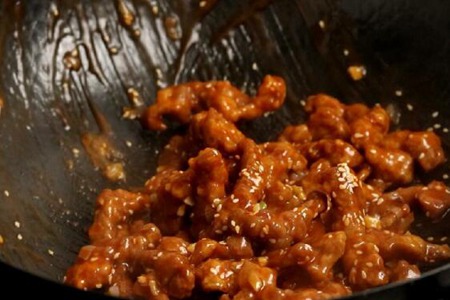 糖醋里脊的做法，糖醋里脊的家常做法外酥里嫩酸甜可口