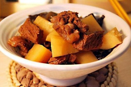 牛肉土豆怎么炖好吃又烂？这道牛肉炖土豆的做法汤汁浓郁
