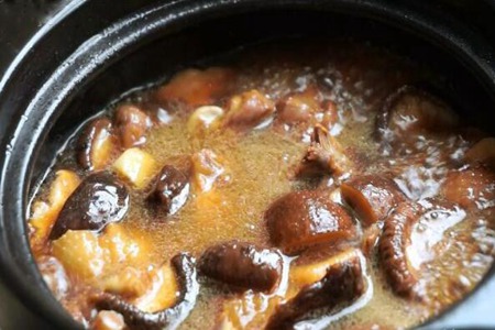 黄焖鸡的做法，这款黄焖鸡家常做法鸡肉鲜嫩多汁