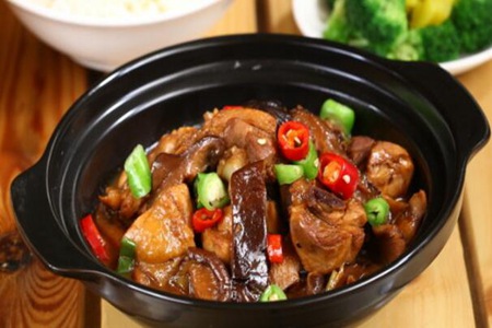 黄焖鸡的做法，这款黄焖鸡家常做法鸡肉鲜嫩多汁
