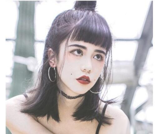 半长不短的头发怎么扎头发好看，一颗丸子甜美招摇