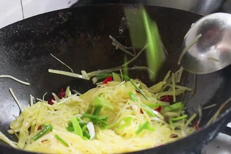 酸辣土豆丝的做法，酸辣土豆丝的家常做法步骤