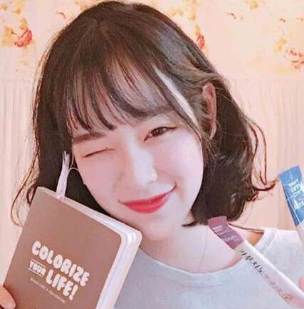 最新小额头女生适合的短发发型