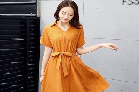 女生连衣裙夏季怎么搭配？这几款穿搭时尚减龄万人迷