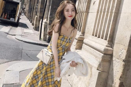短脖子女生秋季怎么穿衣搭配？这三款领口就能变天鹅颈