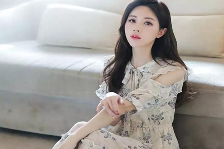 短脖子女生秋季怎么穿衣搭配？这三款领口就能变天鹅颈