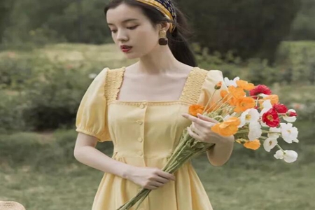 女生时尚夏季怎么搭配？泡泡袖裙子+方领遮显瘦肉气质