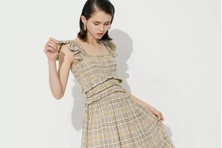 女生吊带裙怎么搭配？这几种吊带裙穿法性感魅力