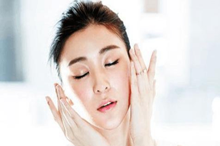 皮肤“外油内干”是什么原因造成的？如何缓解肌肤状况