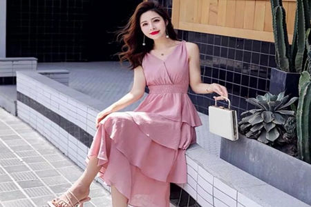 女生吊带裙怎么搭配？这几种吊带裙穿法性感魅力
