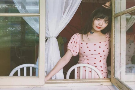 女生时尚夏季怎么搭配？泡泡袖裙子+方领遮显瘦肉气质