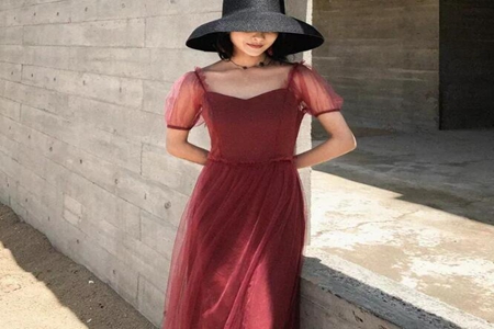 女生时尚夏季怎么搭配？泡泡袖裙子+方领遮显瘦肉气质