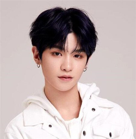 2023年时髦抢眼的韩式男生发型推荐！